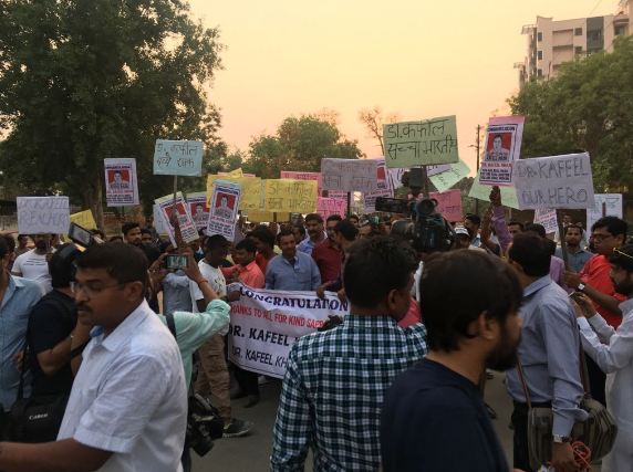 Dr Khan is our hero: ಡಾ. ಕಫೀಲ್ ಪ್ರಾಣ ಉಳಿಸಿದ ಮಕ್ಕಳ ಕುಟುಂಬ ಸದಸ್ಯರಿಂದ ಭರ್ಜರಿ ಸ್ವಾಗತ